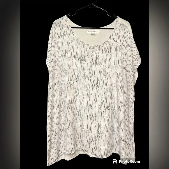 In Every Story black and white abstract design sleeveless top, Size 1X - Picture 2 of 4